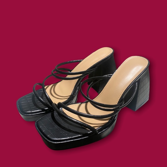 BRAND NEW Black chunky heels - Picture 1 of 2